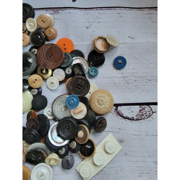 Vtg Mixed Lot All Types Buttons 188 Pieces Wood Metal Plastic Small To Large - Picture 11 of 12